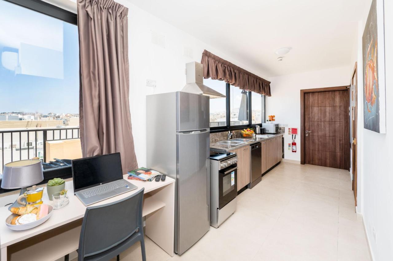 Islet Promenade Seafront Penthouse With Breathtaking Seaviews And Private Hot Tub On The Large Terrace By Getawaysmalta Apartamento St. Paul's Bay Exterior foto