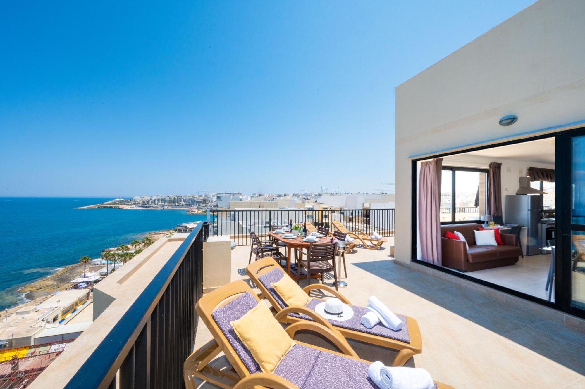 Islet Promenade Seafront Penthouse With Breathtaking Seaviews And Private Hot Tub On The Large Terrace By Getawaysmalta Apartamento St. Paul's Bay Exterior foto