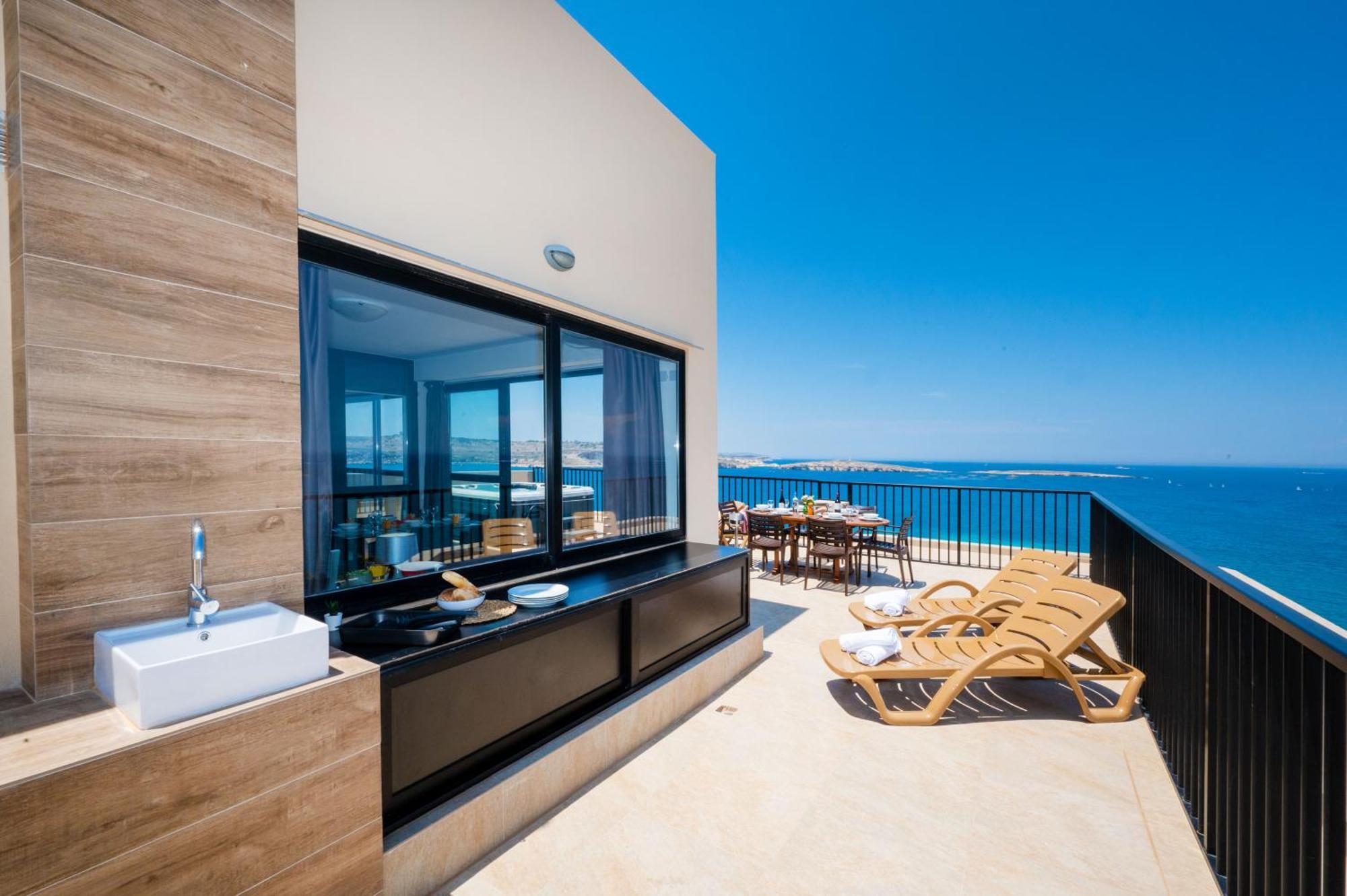 Islet Promenade Seafront Penthouse With Breathtaking Seaviews And Private Hot Tub On The Large Terrace By Getawaysmalta Apartamento St. Paul's Bay Exterior foto