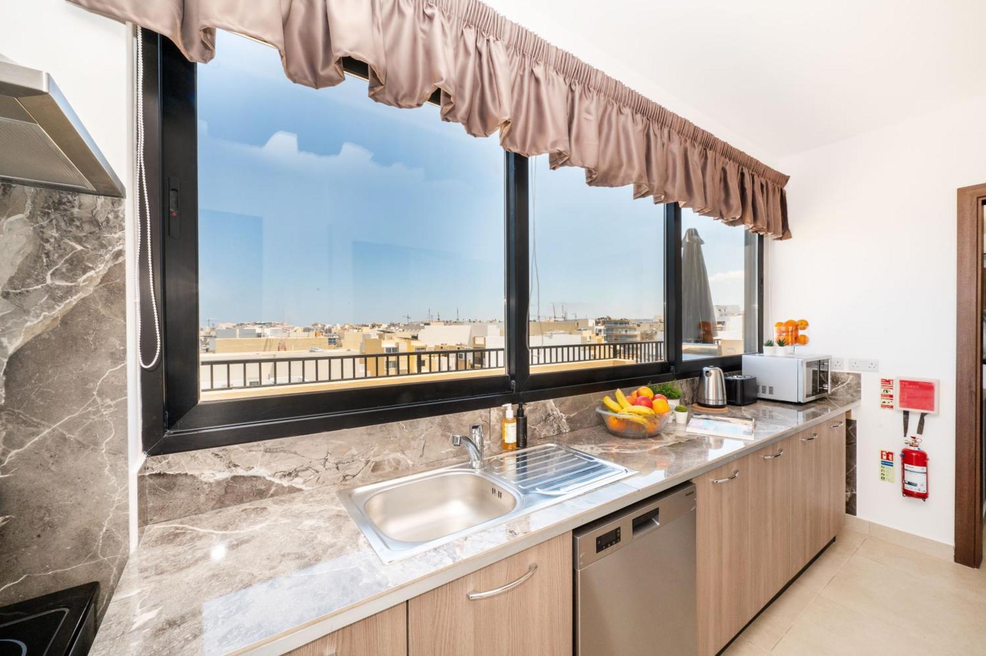Islet Promenade Seafront Penthouse With Breathtaking Seaviews And Private Hot Tub On The Large Terrace By Getawaysmalta Apartamento St. Paul's Bay Exterior foto