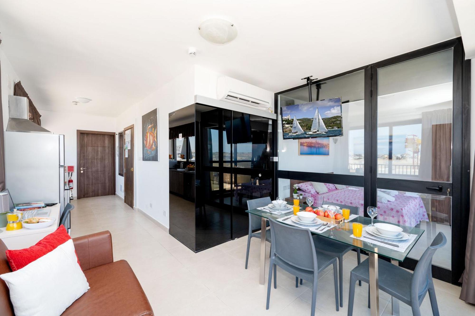 Islet Promenade Seafront Penthouse With Breathtaking Seaviews And Private Hot Tub On The Large Terrace By Getawaysmalta Apartamento St. Paul's Bay Exterior foto