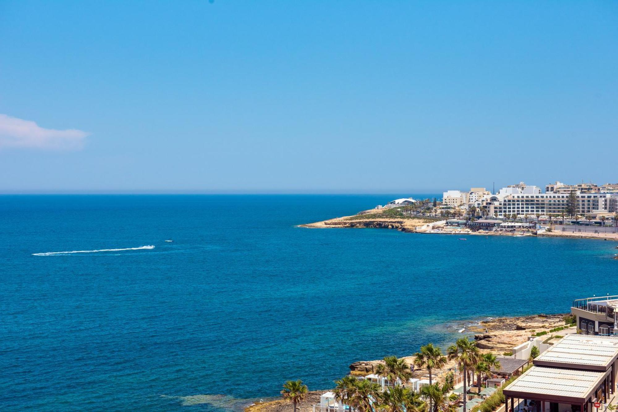Islet Promenade Seafront Penthouse With Breathtaking Seaviews And Private Hot Tub On The Large Terrace By Getawaysmalta Apartamento St. Paul's Bay Exterior foto