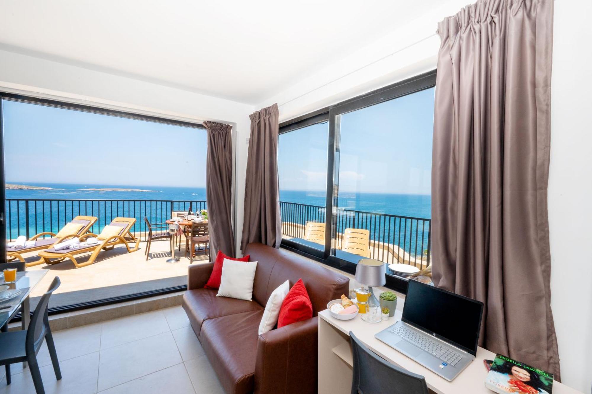 Islet Promenade Seafront Penthouse With Breathtaking Seaviews And Private Hot Tub On The Large Terrace By Getawaysmalta Apartamento St. Paul's Bay Exterior foto