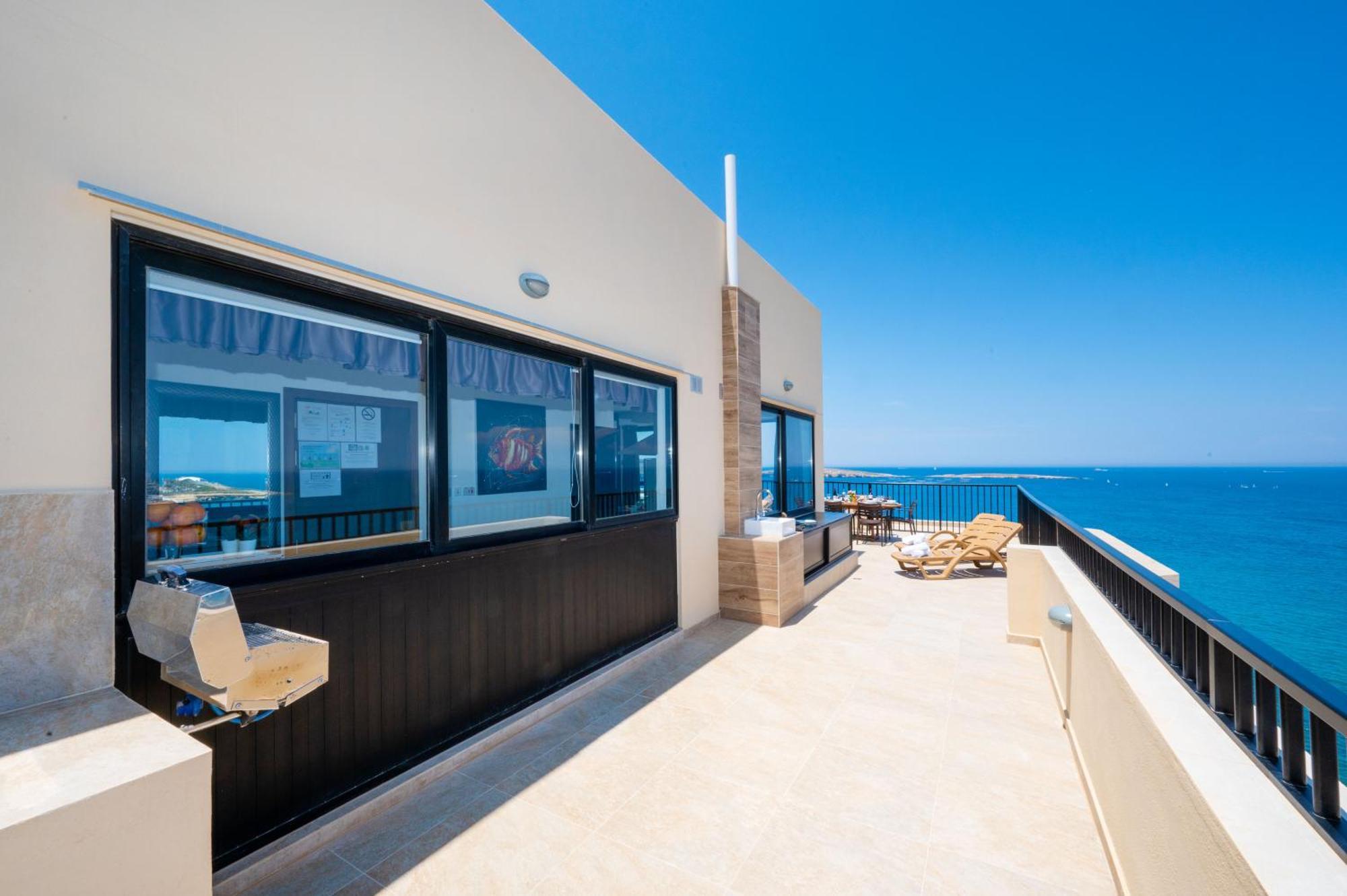Islet Promenade Seafront Penthouse With Breathtaking Seaviews And Private Hot Tub On The Large Terrace By Getawaysmalta Apartamento St. Paul's Bay Exterior foto