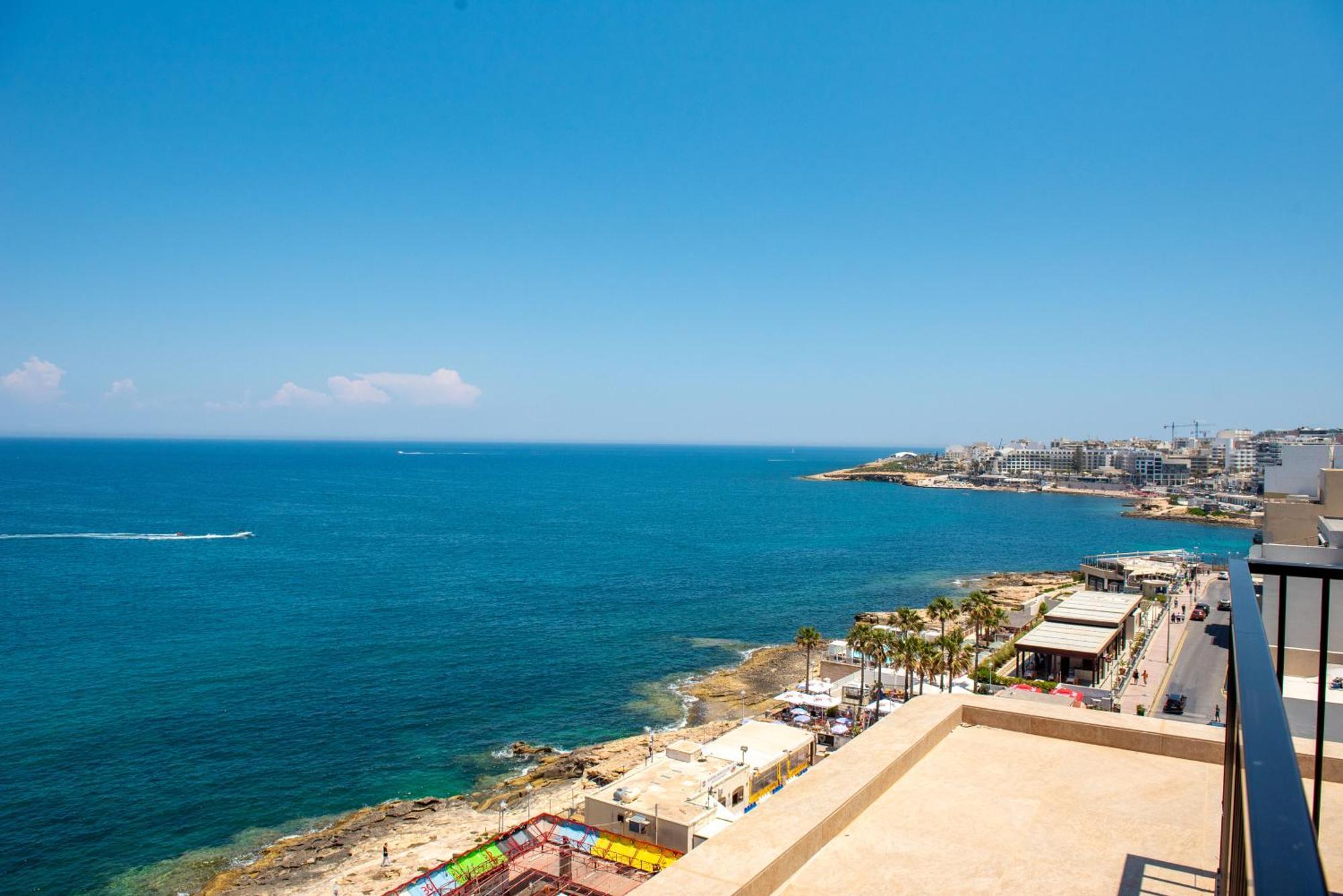 Islet Promenade Seafront Penthouse With Breathtaking Seaviews And Private Hot Tub On The Large Terrace By Getawaysmalta Apartamento St. Paul's Bay Exterior foto