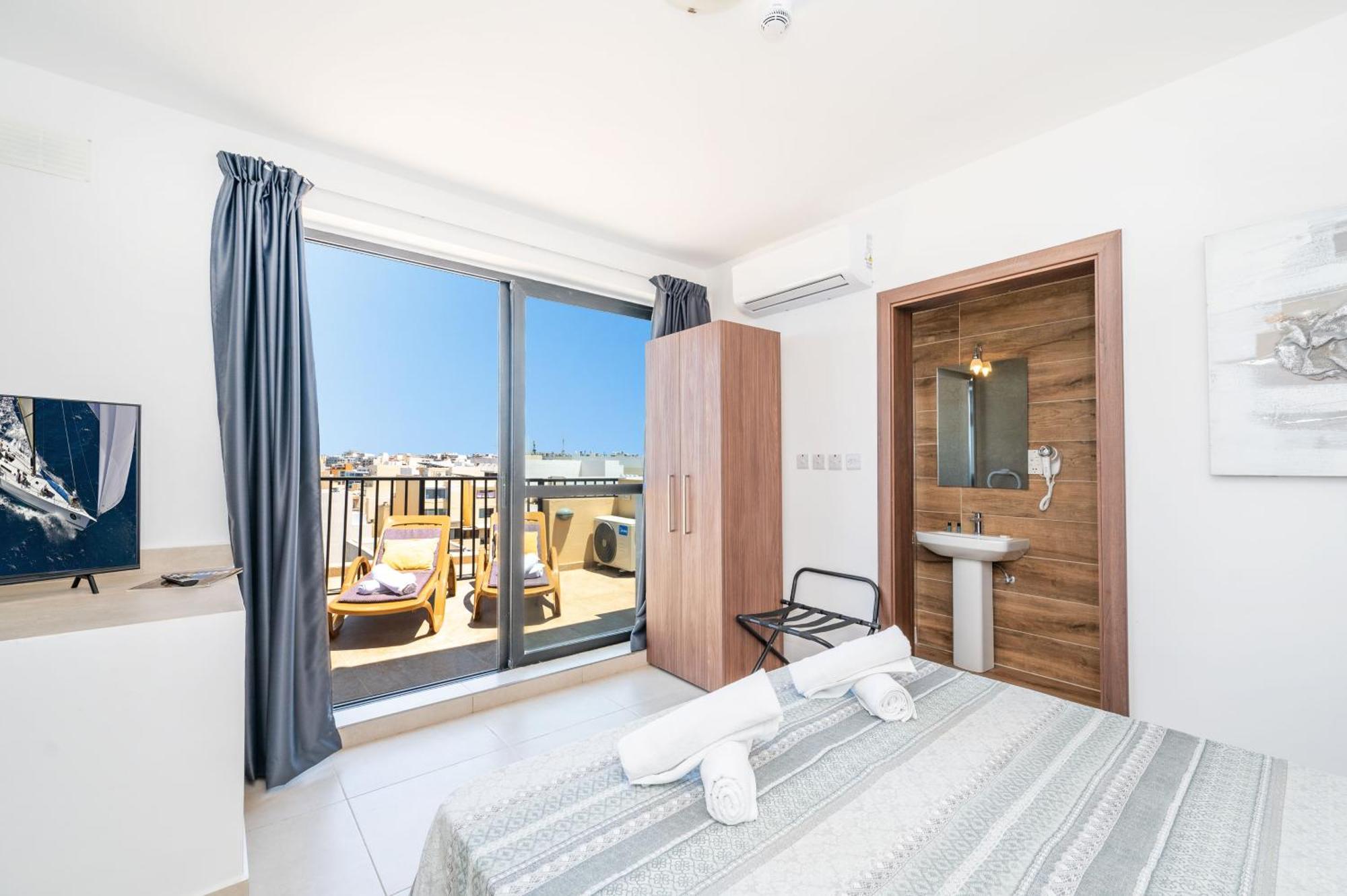 Islet Promenade Seafront Penthouse With Breathtaking Seaviews And Private Hot Tub On The Large Terrace By Getawaysmalta Apartamento St. Paul's Bay Exterior foto
